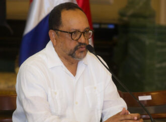 Gobierno continúa el diálogo y celebra reunión con abogados para tratar reforma constitucional