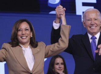 Biden entrega el relevo a Kamala Harris en un emotivo inicio de la Convención Demócrata