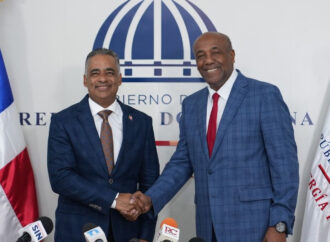 Santos Echavarría asume en Ministerio de Energía y Minas, comprometido con el desarrollo sostenible de los sectores eléctrico y minero del país