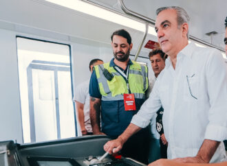 Presidente Abinader conduce el Monorriel de Santiago en su primera prueba dinámica
