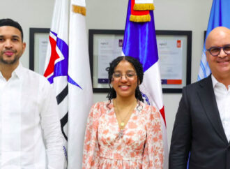 Estudiante Aeroespacial recibe apoyo del IDAC y el Ministerio de la Juventud