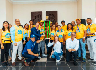 Alcaldesa Carolina Mejía entrega trofeo al equipo campeón de los Juegos ADN 2024