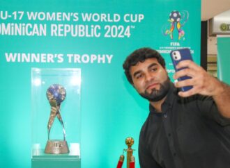 Santiago recibe con entusiasmo el trofeo del Mundial Sub-17