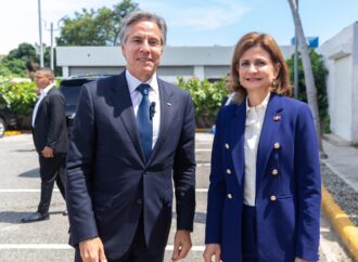 Secretario de Estado Antony Blinken se reúne con estudiantes del Programa de Inglés de Inmersión y vicepresidenta Raquel Peña en el ICDA