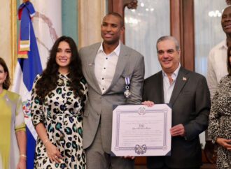 Presidente Abinader condecora con la Orden del Mérito de Duarte, Sánchez y Mella en el Grado de Caballero al destacado baloncestista dominicano Al Horford