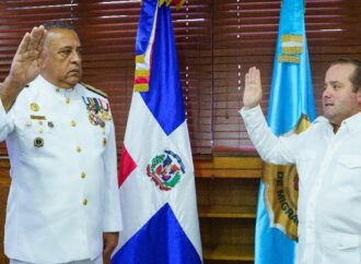 Ministro de la Presidencia juramenta al nuevo director de Migración