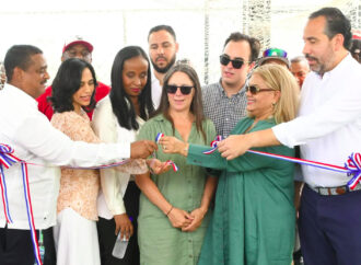 Centro Educativo Juan Bautista Zafra recibe moderna caja de bateo y utilería deportiva