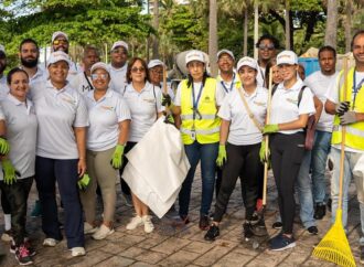 BANDEX y el Ministerio de Medio Ambiente realizan jornada de limpieza en Playa Güibia