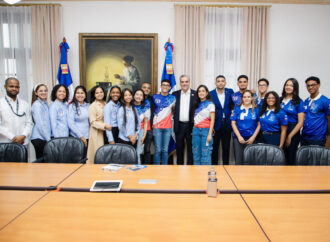 Presidente Abinader recibe estudiantes universitarios y de nivel secundario que participan en concurso NASA