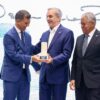 MIREX entrega Premio al Emigrante Dominicano Sr. Oscar de la Renta a Ydanis Rodríguez