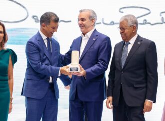 MIREX entrega Premio al Emigrante Dominicano Sr. Oscar de la Renta a Ydanis Rodríguez