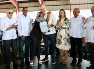 Presidente Abinader entrega 819 certificados de títulos de propiedad en Esperanza, Valverde