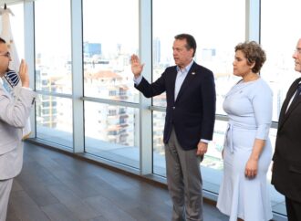 Juramentan nuevo director ejecutivo de Pro-Competencia