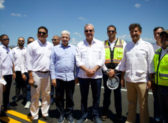 Presidente Luis Abinader supervisa avances en la construcción de circunvalación en Baní