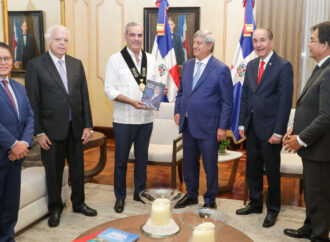 Presidente Abinader recibe Medalla de Valores Democráticos Fernando Belaunde Terry
