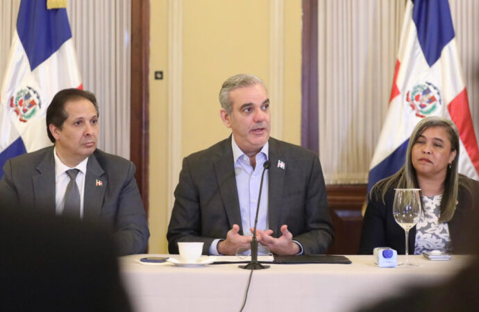 Presidente Luis Abinader reconoce a médicos forenses por histórica labor en tragedia del Jet Set