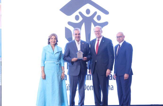 Presidente Abinader recibe reconocimiento de Hábitat para la Humanidad RD por su compromiso con la transformación de los hogares dominicanos