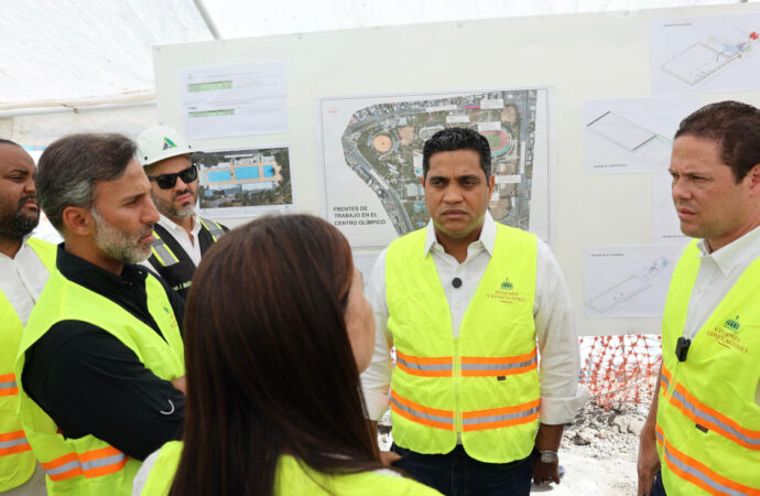 Ministros Carlos Bonilla y Kelvin Cruz supervisan remodelación del Centro Olímpico Juan Pablo Duarte
