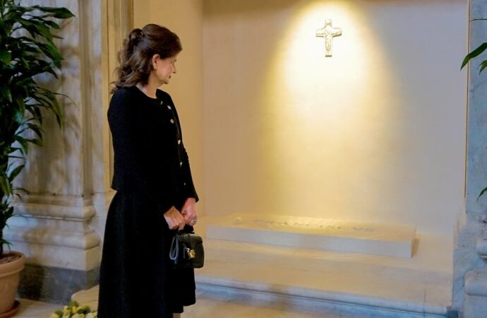 Raquel Peña visita el lugar de descanso del Papa Francisco y resalta su legado de humildad y compasión