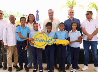 Con la alegría de cientos de niños, presidente Luis Abinader pone en marcha el Sistema Nacional de Transporte Estudiantil (TRAE) en Samaná