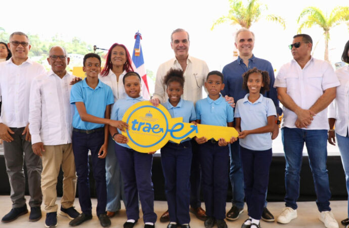Con la alegría de cientos de niños, presidente Luis Abinader pone en marcha el Sistema Nacional de Transporte Estudiantil (TRAE) en Samaná