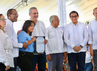 Presidente Abinader sigue entregando títulos de propiedad a familias necesitadas