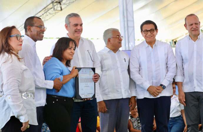 Presidente Abinader sigue entregando títulos de propiedad a familias necesitadas
