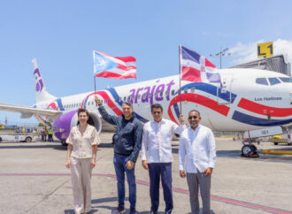 Ministro de Turismo le da salida al primer vuelo de Arajet a Puerto Rico