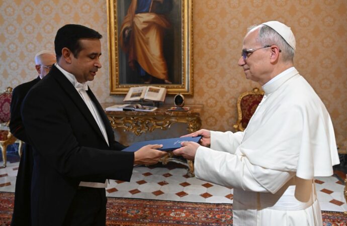 Embajador Víctor Suárez presenta Cartas Credenciales ante la Santa Sede