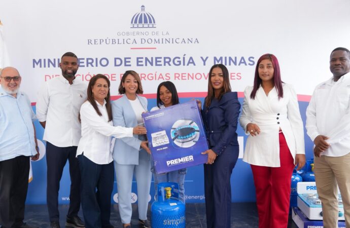 Energía y Minas busca erradicar uso de leña y carbón en hogares de Zambrana, Sánchez Ramírez