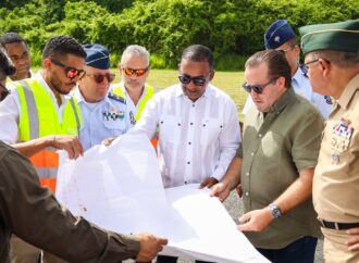 Autoridades supervisan trabajos de intervención a pista de aterrizaje de la FARD