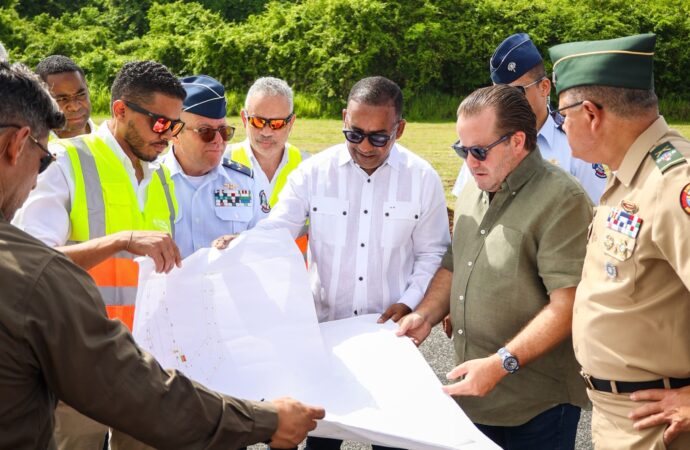 Autoridades supervisan trabajos de intervención a pista de aterrizaje de la FARD