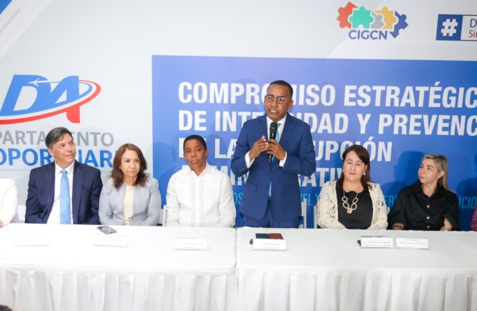 Víctor Pichardo junto a funcionarios del DA ratifican su compromiso con la ética, la integridad y la transparencia institucional