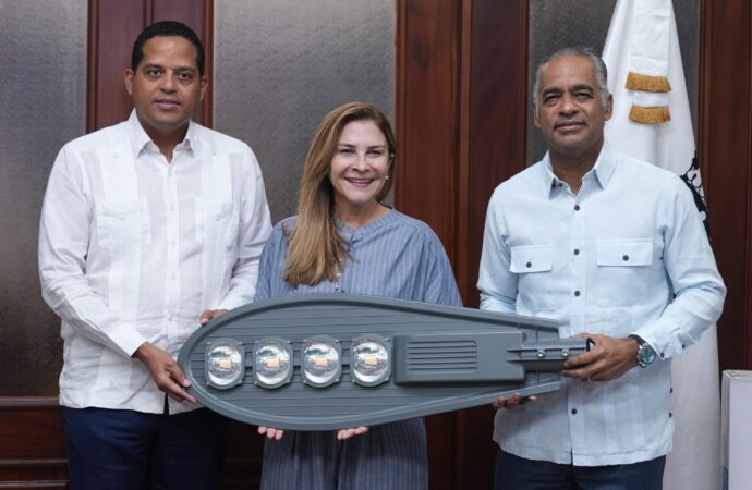 Energía y Minas dona 1,000 lámparas para reforzar alumbrado público de la capital