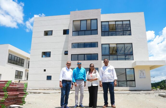 Ministro Santos supervisa avances de obras ejecutadas por el Gobierno en Sánchez Ramírez