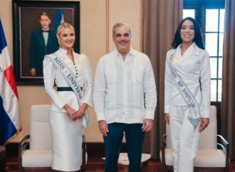 Presidente Abinader recibe a Miss Universo y Miss República Dominicana en el Palacio Nacional