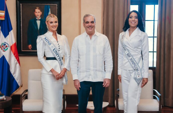Presidente Abinader recibe a Miss Universo y Miss República Dominicana en el Palacio Nacional