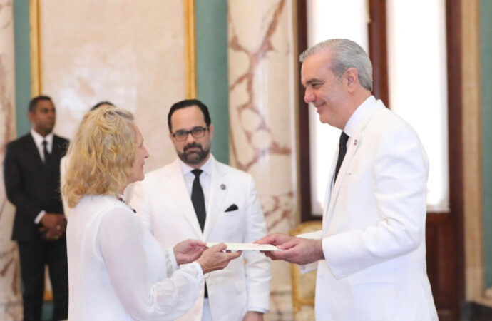 Presidente Abinader recibe cartas credenciales de siete nuevos embajadores en el país