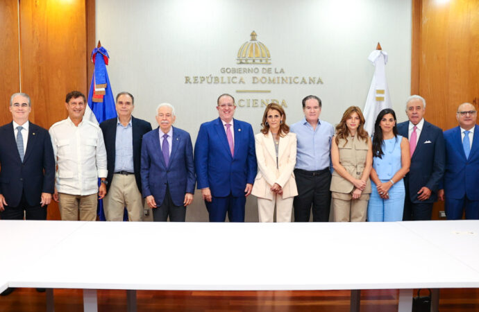Ministro Magín Díaz se reúne con líderes empresariales para fortalecer la confianza y el crecimiento económico