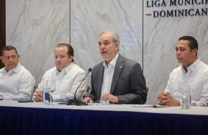 Presidente Abinader anuncia RD$4,000 millones para aceras y contenes en todo el país a través de la Liga Municipal