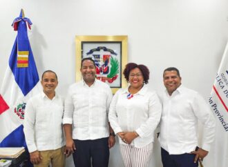 CONADIS y autoridades provinciales de Pedernales coordinan acciones para turismo accesible