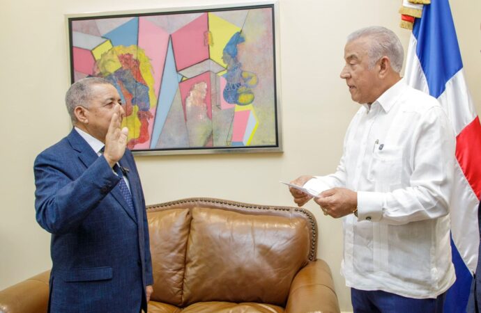 Ministro Andrés Bautista juramenta a Félix Reyna como director de la Diecom