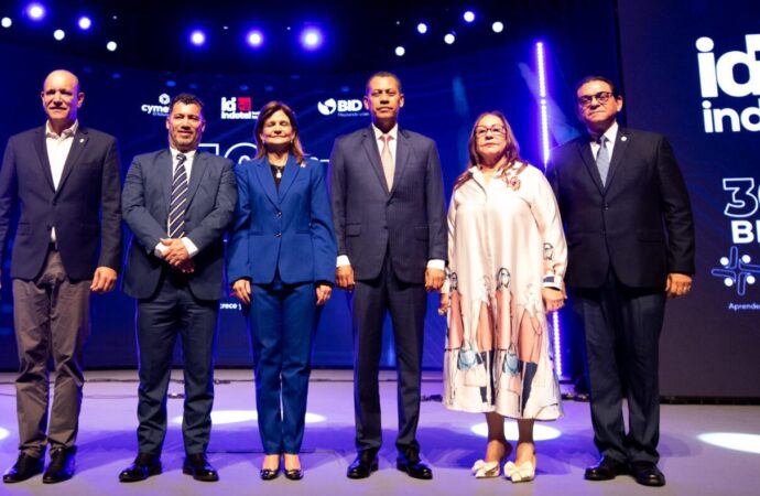 Indotel otorgará 30 mil becas en tecnología; vicepresidenta Raquel Peña encabezó lanzamiento en Santiago