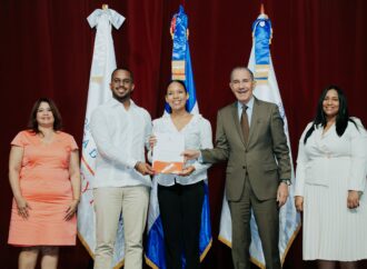 MESCyT e ITLA realizan histórica entrega de 350 becas nacionales a estudiantes en carreras STEAM