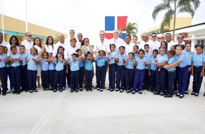 Presidente Abinader inaugura tres nuevos centros educativos que beneficiarán a 2,960 estudiantes y que suman 74 aulas al año escolar 2025-2026