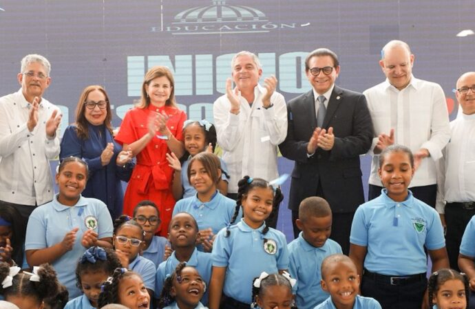 Raquel Peña abre el año escolar en Santiago y anuncia nuevas rutas del transporte estudiantil
