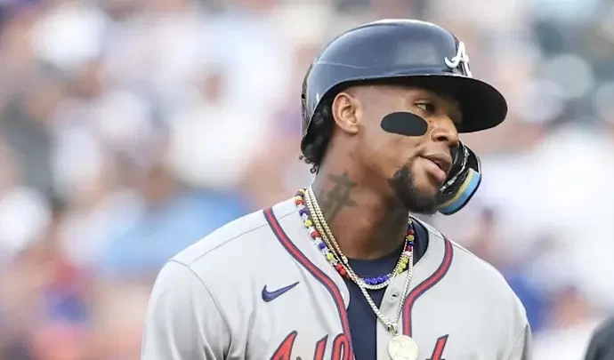 Acuña Jr. sufre una distensión en pantorrilla