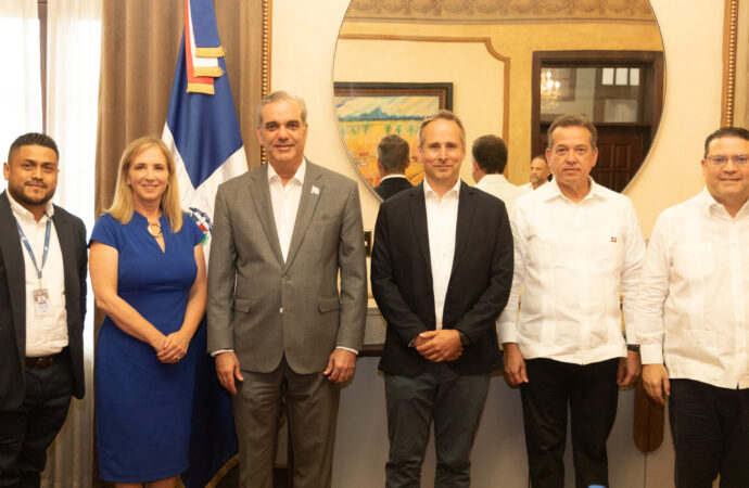 El presidente Abinader se reúne con representantes de Amazon