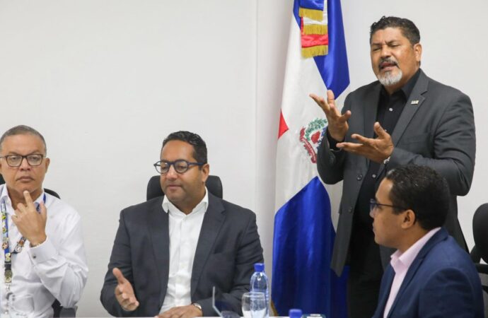 CONADIS se reúne con personas de la comunidad sorda para impulsar el aprendizaje de lengua de señas en el país