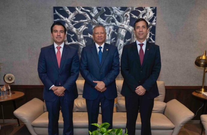 Ejecutivos de Scotiabank visitan al presidente ejecutivo de Banreservas